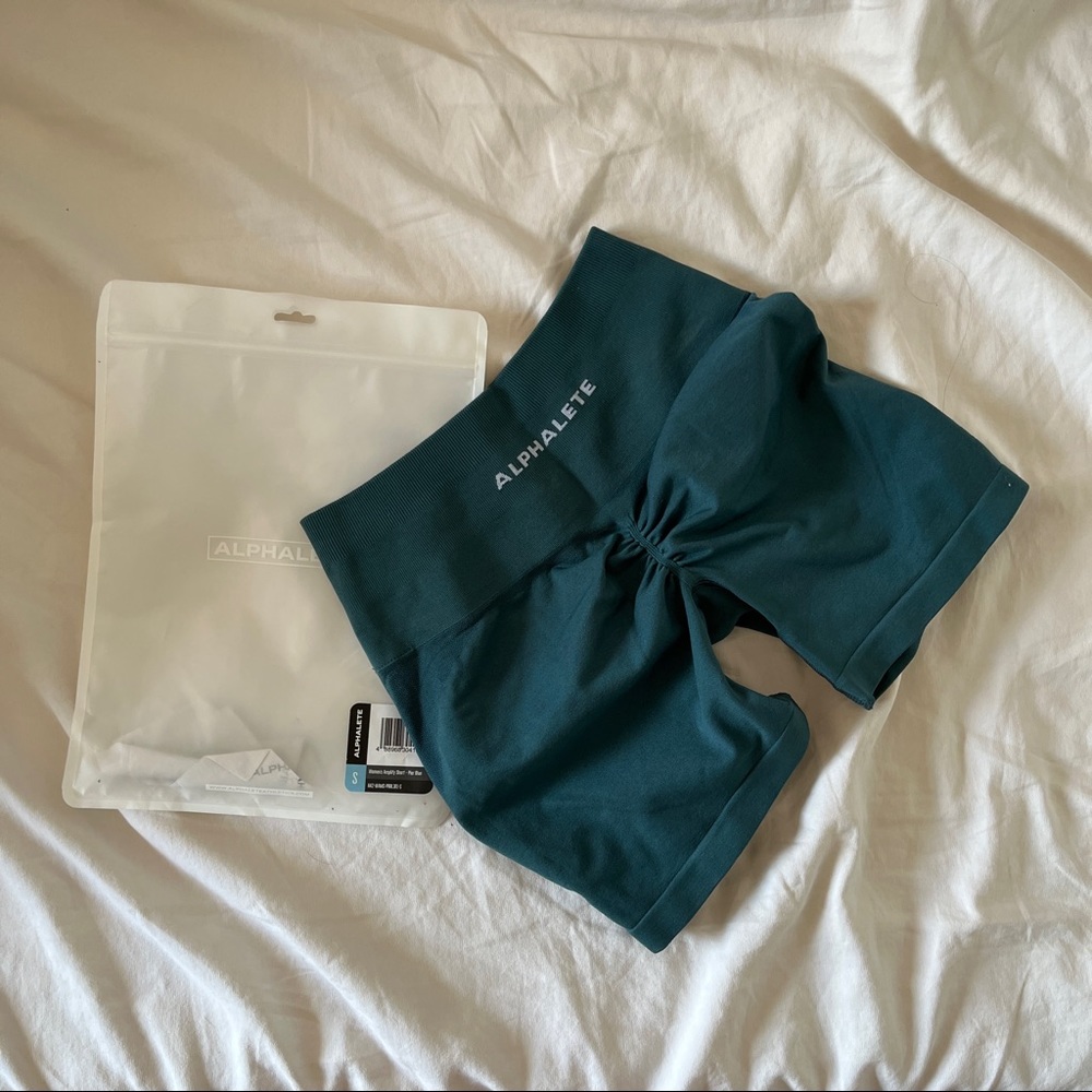 Brand New) Alphalete amplify shorts - Pier Blue small